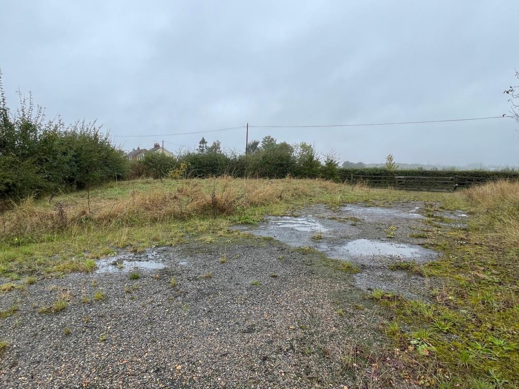 Lot: 114 - LAND WITH PLANNING PERMISSION FOR TRAVELLERS SITE - View of the triangular parcel of freehold land with planning